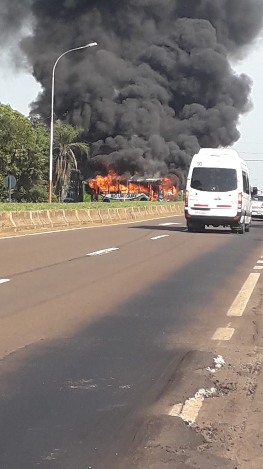 Colectivo urbano se incendió por completo en Iguazú: solo daños materiales