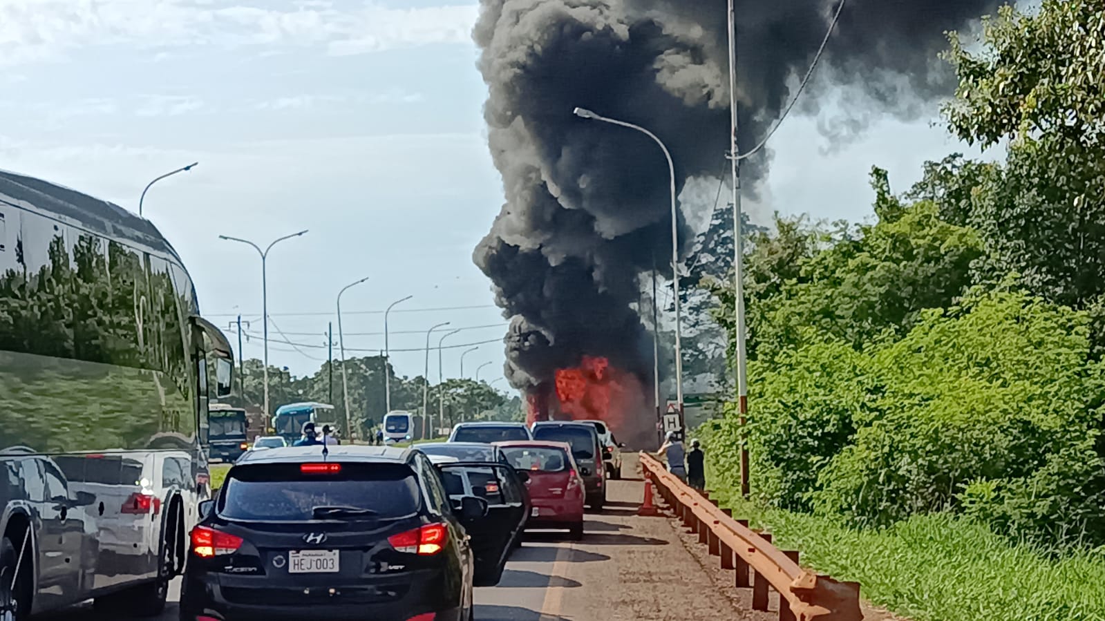 Colectivo urbano se incendió por completo en Iguazú: solo daños materiales