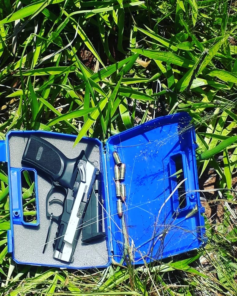 Detuvieron a dos hermanos acusados de robo: recuperaron un arma y dinero 1 2 - dos hermanos 1 - 1