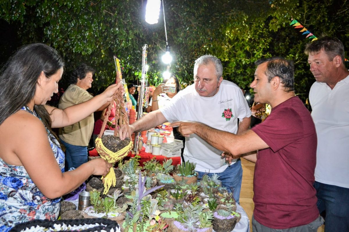 Passalacqua en la feria de artesanos de Tres Capones: "Demuestran sus ganas de salir adelante" 4 8 - hugo en tres capones 4 - 7