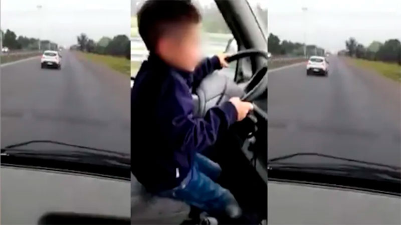 niño conduciendo