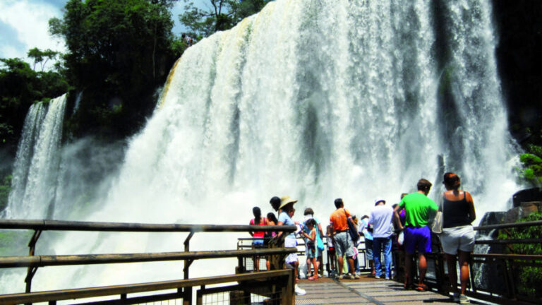 Más de 32 mil personas visitaron las Cataratas de Iguazú en Semana Santa