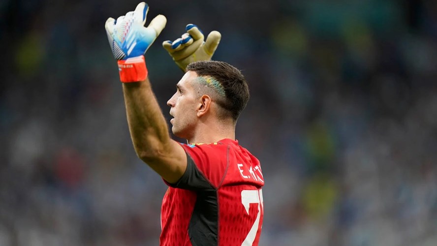 Postergan la subasta de los guantes del Dibu Martínez