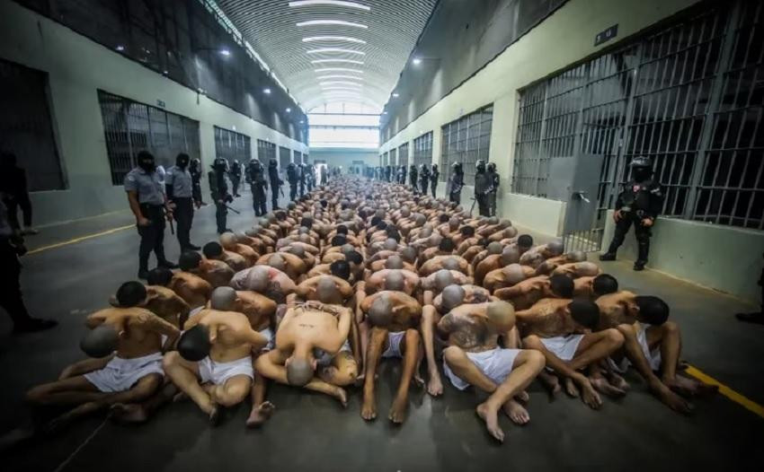 El Salvador: trasladan otros 2.000 pandilleros a la nueva cárcel