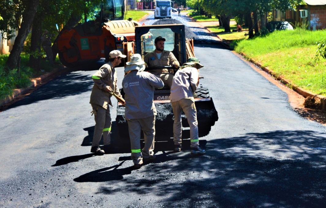 Municipales asfaltan calles de la chacra 97 de Posadas