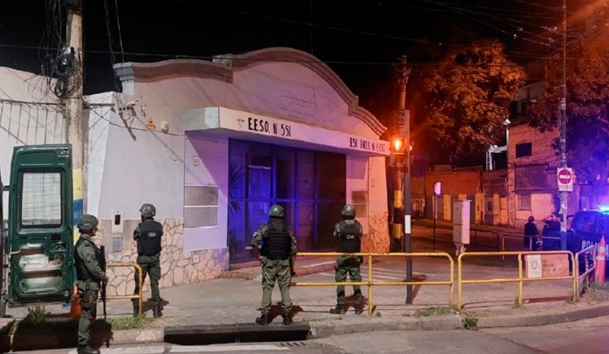 Balearon una escuela y asesinaron a un hombre de 27 años en Rosario