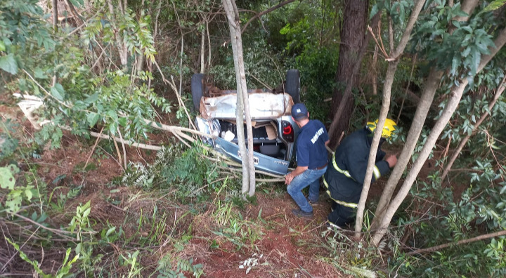 Dos heridos tras el despiste de un automóvil en Aristóbulo del Valle
