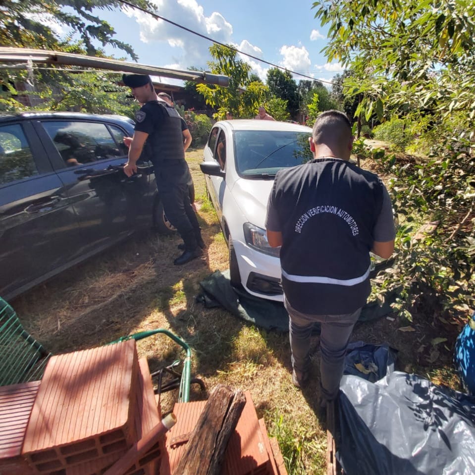 Personal de inteligencia de la Policía secuestró dos autos con documentaciones truchas en Oberá 1 2 - WhatsApp Image 2023 03 13 at 21.38.18 - 1