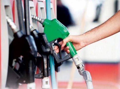 Caputo destacó que en septiembre hubo un superávit fiscal de casi $700.000 millones 2 2 - El Gobierno postergó hasta diciembre la suba de impuestos a los combustibles
