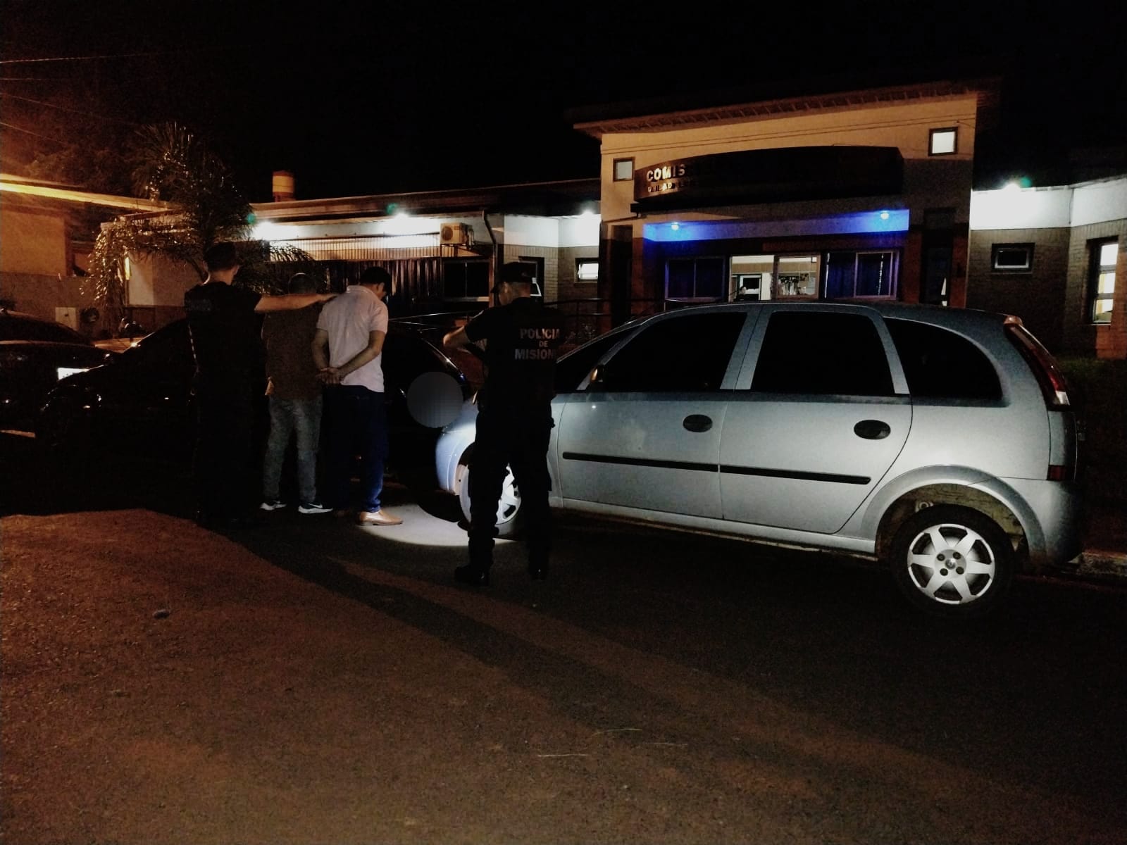 Detuvieron en Campo Grande a dos hermanos y una mujer que compraban vehículos con cheques falsos