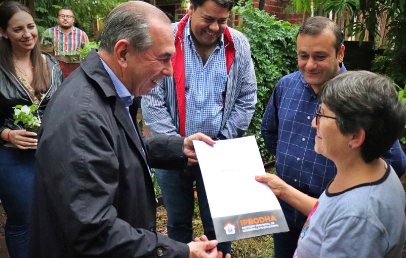 Herrera entregó 129 títulos de propiedad a vecinos de la Chacra 252 de Posadas