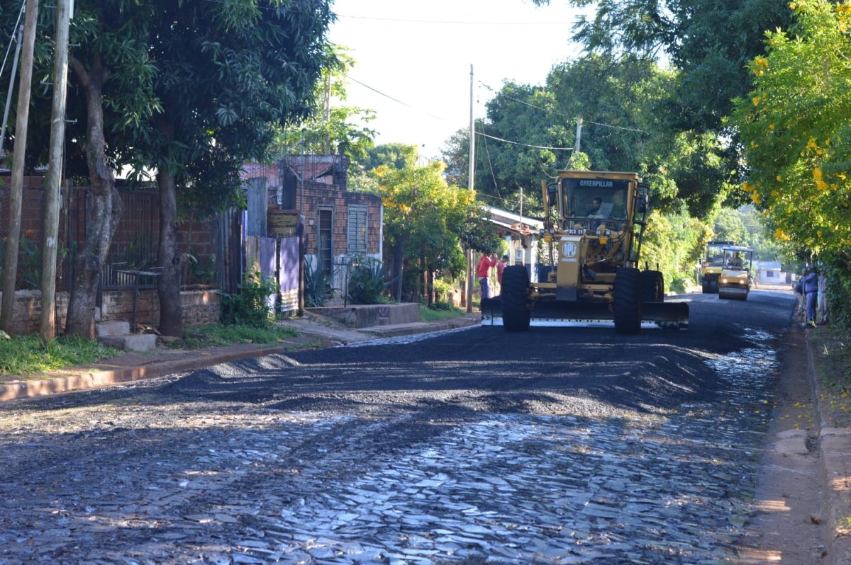 Avanzan las obras de asfaltado en calles internas del barrio Parque Adam de Posadas 2 4 - Avanzan 2 - 3