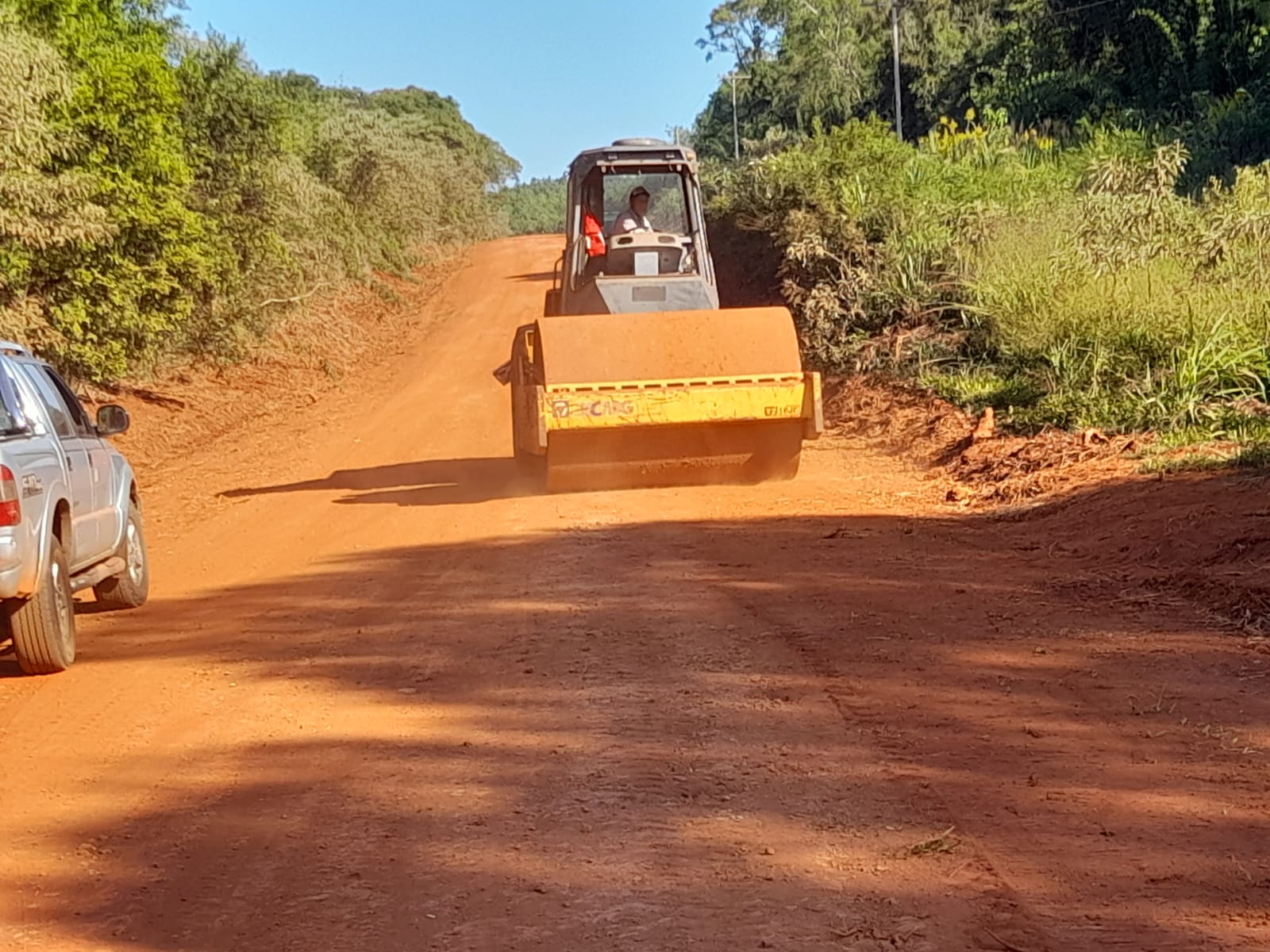 Realizan mantenimiento de caminos terrados en diferentes municipios 