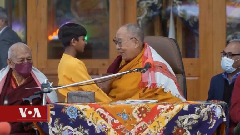 Tibetanos justificaron el video del Dalai Lama besando un niño: "Todo está hipersexualizado"