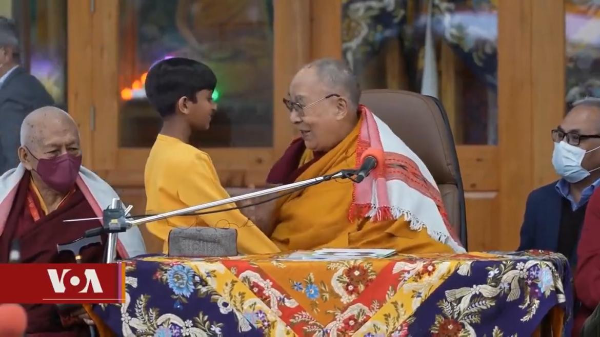 Tibetanos justificaron el video del Dalai Lama besando un niño: “Todo está hipersexualizado”