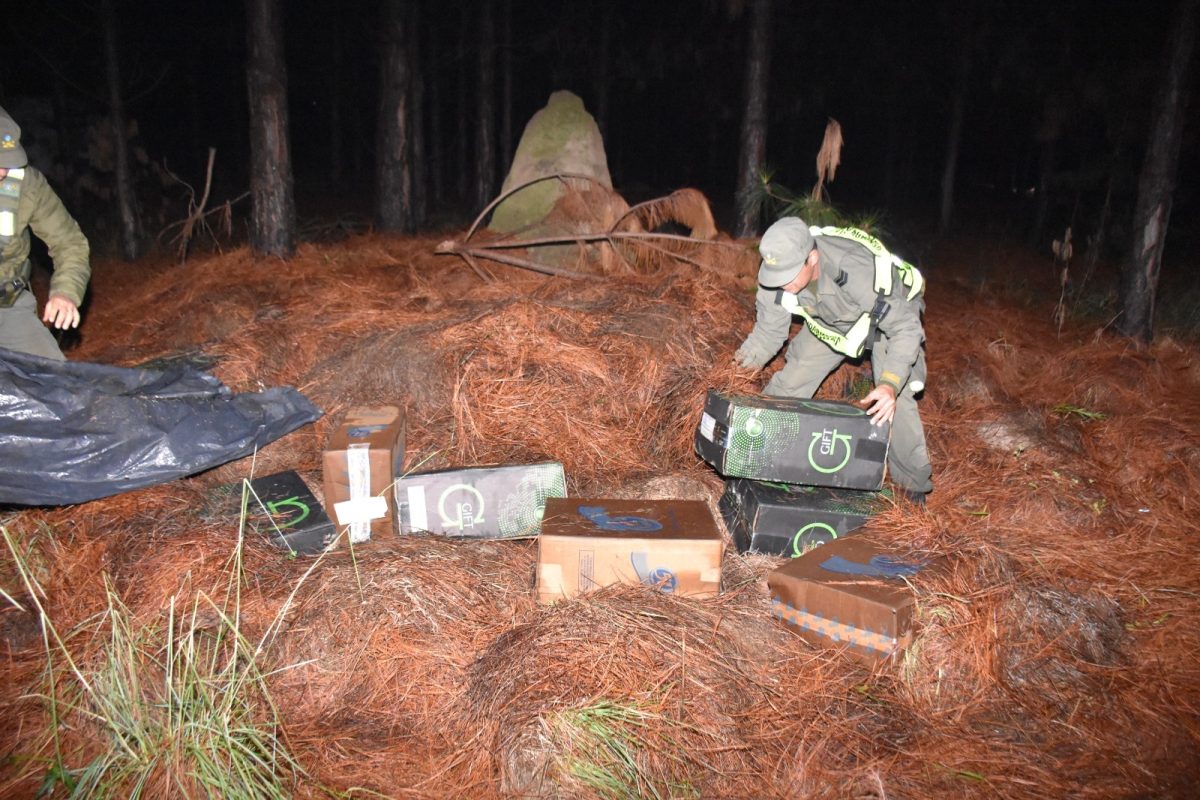 Golpe al contrabando: gendarmes incautaron cargamento de cigarrillos valuado en más de $7 millones en Ituzaingó 2 4 - Golpe 2 2 - 3