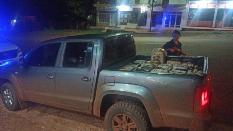 Esperanza: incautaron una camioneta robada en Buenos Aires cargada con 26 bidones de combustible