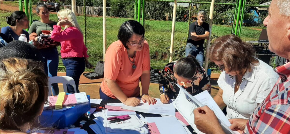 Más de 250 familias de San Vicente y Dos de Mayo fueron beneficiadas con "Mi Título" 3 6 - IMG 20230429 WA0067 - 5