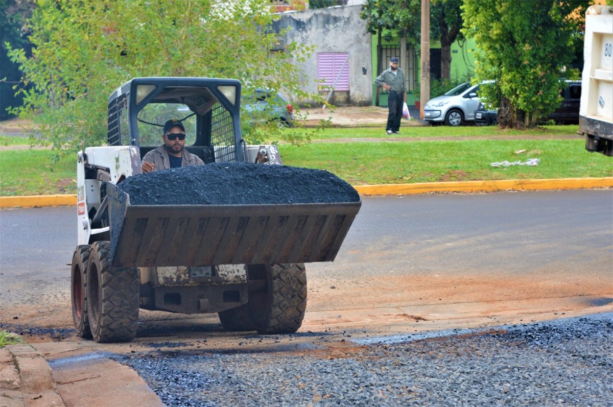Municipales reparan calles de la chacra 27 de Posadas 2 4 - Municipales 2 2 - 3