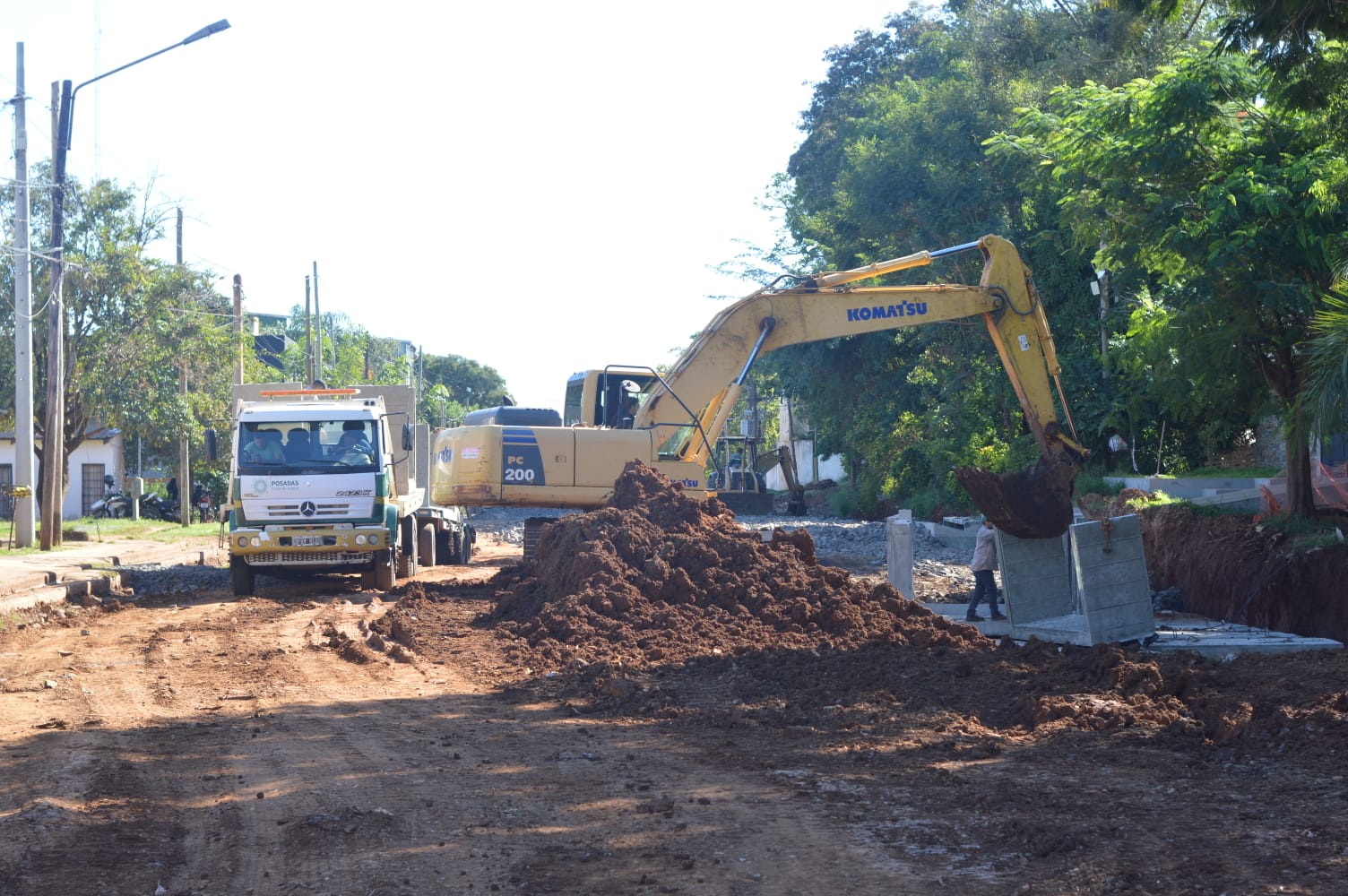 Municipales ejecutan obras hidráulicas y de asfalto en nuevos sectores de Posadas