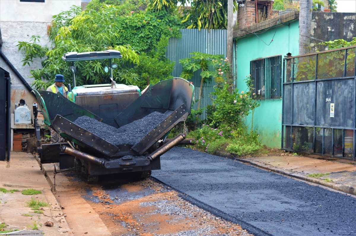 Municipales reparan calles de la chacra 27 de Posadas