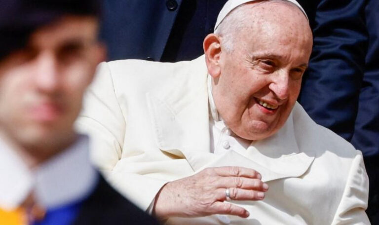 El papa Francisco fue hospitalizado en Roma