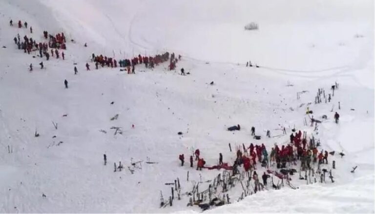 Al menos seis personas fallecieron por una avalancha en los Alpes franceses