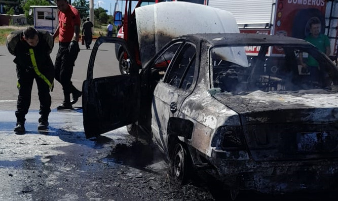 Auto paraguayo se incendió por completo en el puente Posadas-Encarnación