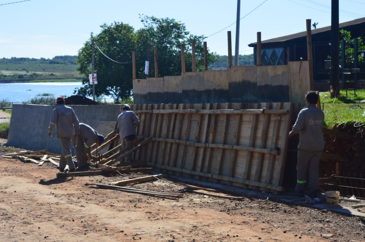 Realizan trabajos previos al asfalto en la avenida Bustamante de Posadas