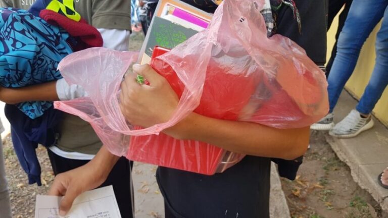 Polémica en Córdoba: piden que los alumnos lleven los útiles en bolsas transparentes para detectar armas