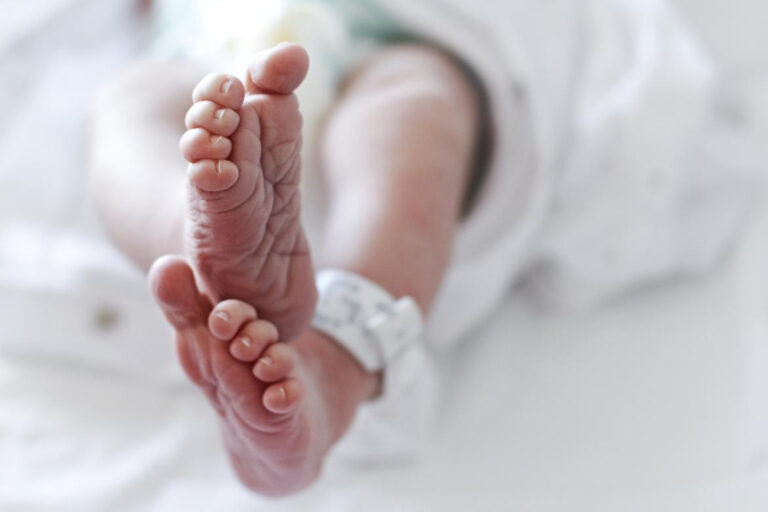 Nacieron dos bebés concebidas por un robot, de inyección de espermas