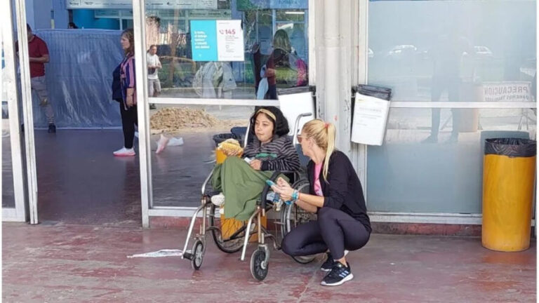 Una mujer con discapacidad fue abandonada por su novio en la terminal de micros de Santa Fe
