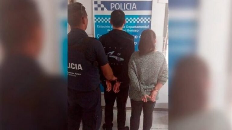 Pareja terminó detenida por abandonar a su hijo en la calle: "Se estaba portando mal", dijeron