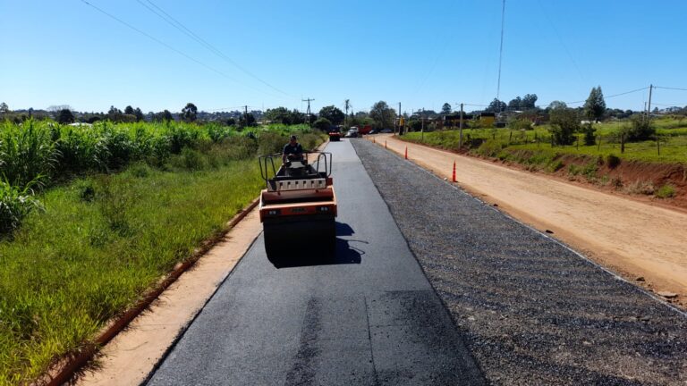 San Vicente: Vialidad Provincial asfalta el acceso a la sede de la UNAU