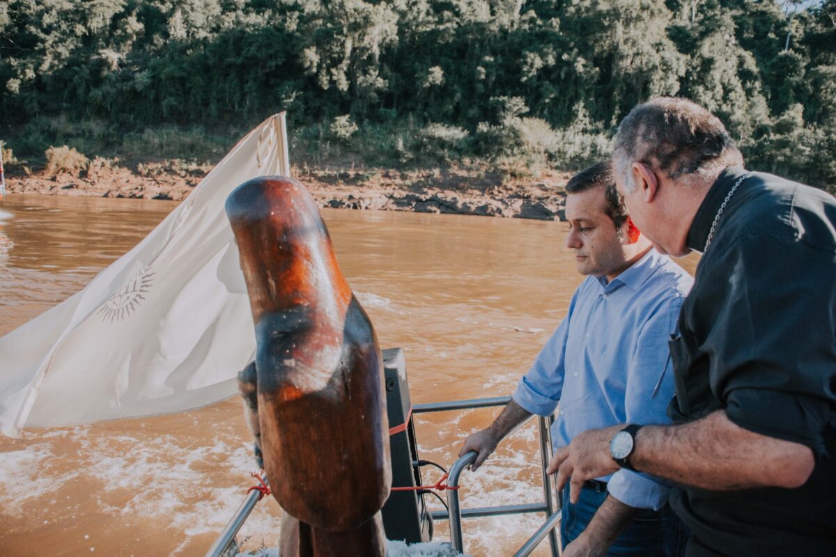 Herrera Ahuad acompañó la peregrinación náutica por el río Iguazú 3 6 - 1 3 - 5