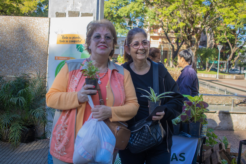 Posadeños celebraron el Día Mundial del Reciclaje en la plaza San Martín 1 2 - IMG 20230517 WA0059 - 1