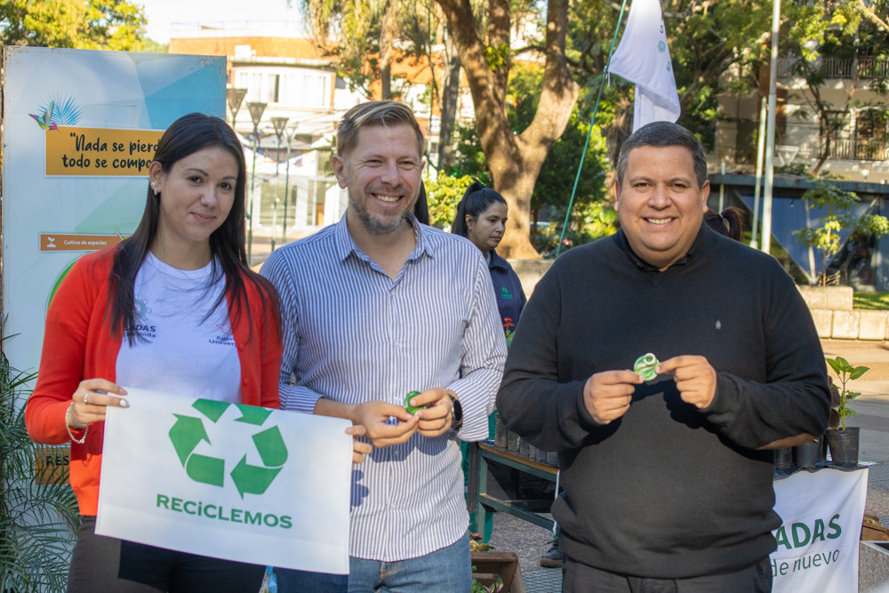 Posadeños celebraron el Día Mundial del Reciclaje en la plaza San Martín 2 4 - IMG 20230517 WA0061 - 3