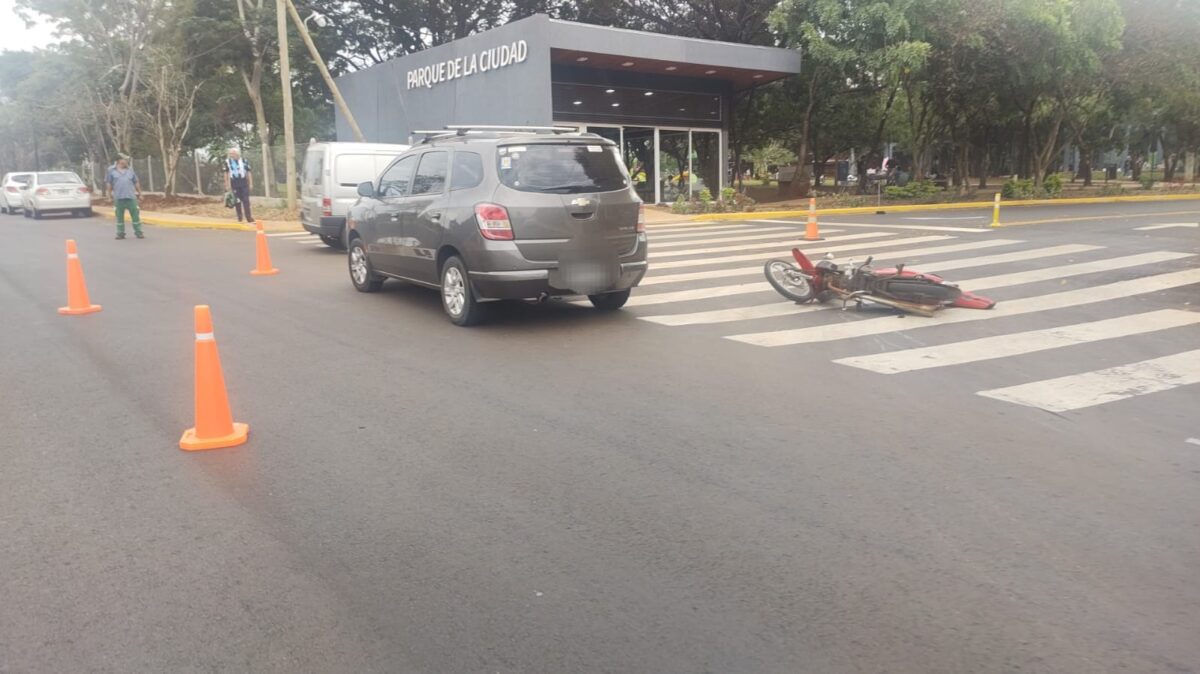 Posadas: menor terminó internada tras choque entre una moto y un auto