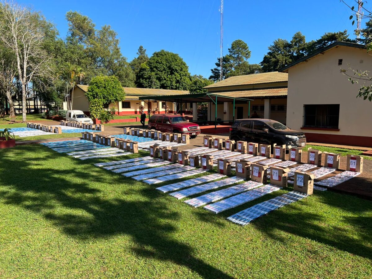 Interceptaron vehículos repletos de cigarrillos de contrabando en Misiones: 3 detenidos 1 2 - Interceptaron 1 - 1