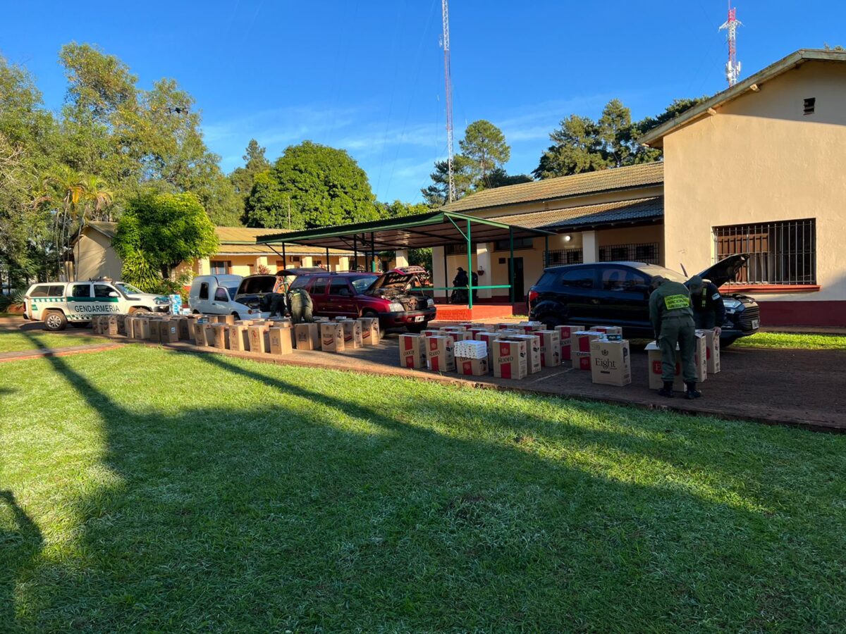 Interceptaron vehículos repletos de cigarrillos de contrabando en Misiones: 3 detenidos 2 4 - Interceptaron 2 - 3