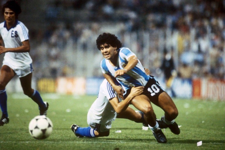 Subastan la primera camiseta de la Selección argentina que Maradona usó en un Mundial