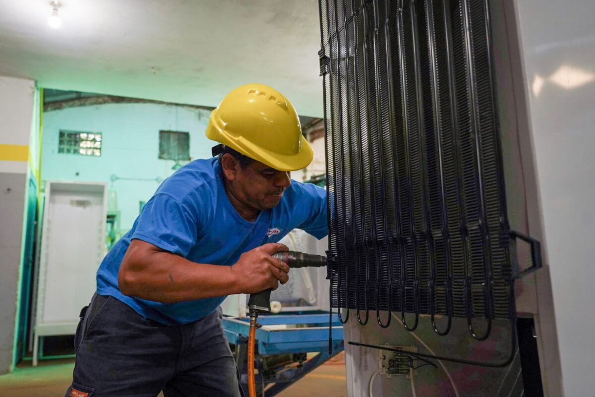 Passalacqua visitó fabricantes de heladeras y los felicitó por "diversificar la industria misionera"
