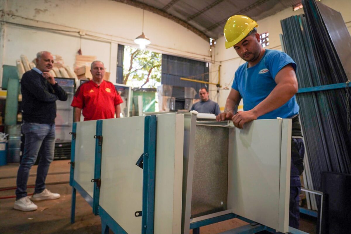 Passalacqua visitó fabricantes de heladeras y los felicitó por "diversificar la industria misionera"