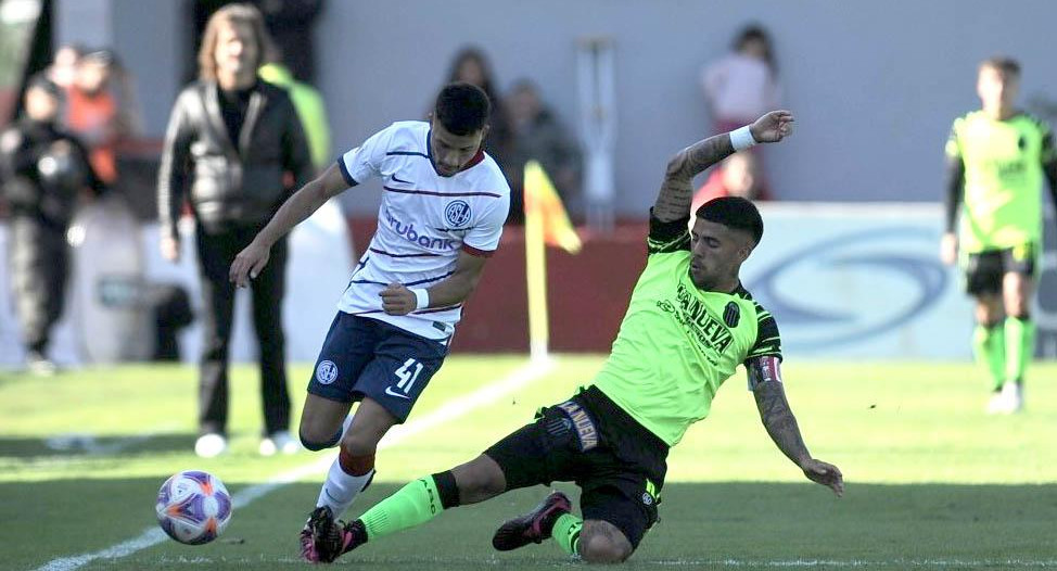 San Lorenzo cayó ante Barracas Central y no pudo acercarse a River