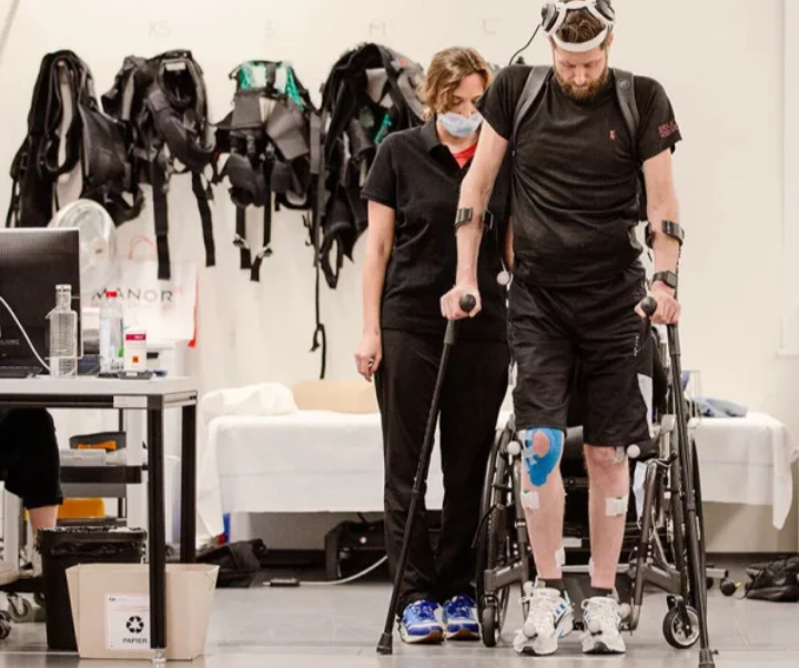 Implante cerebral ayuda a un hombre paralizado a caminar de nuevo