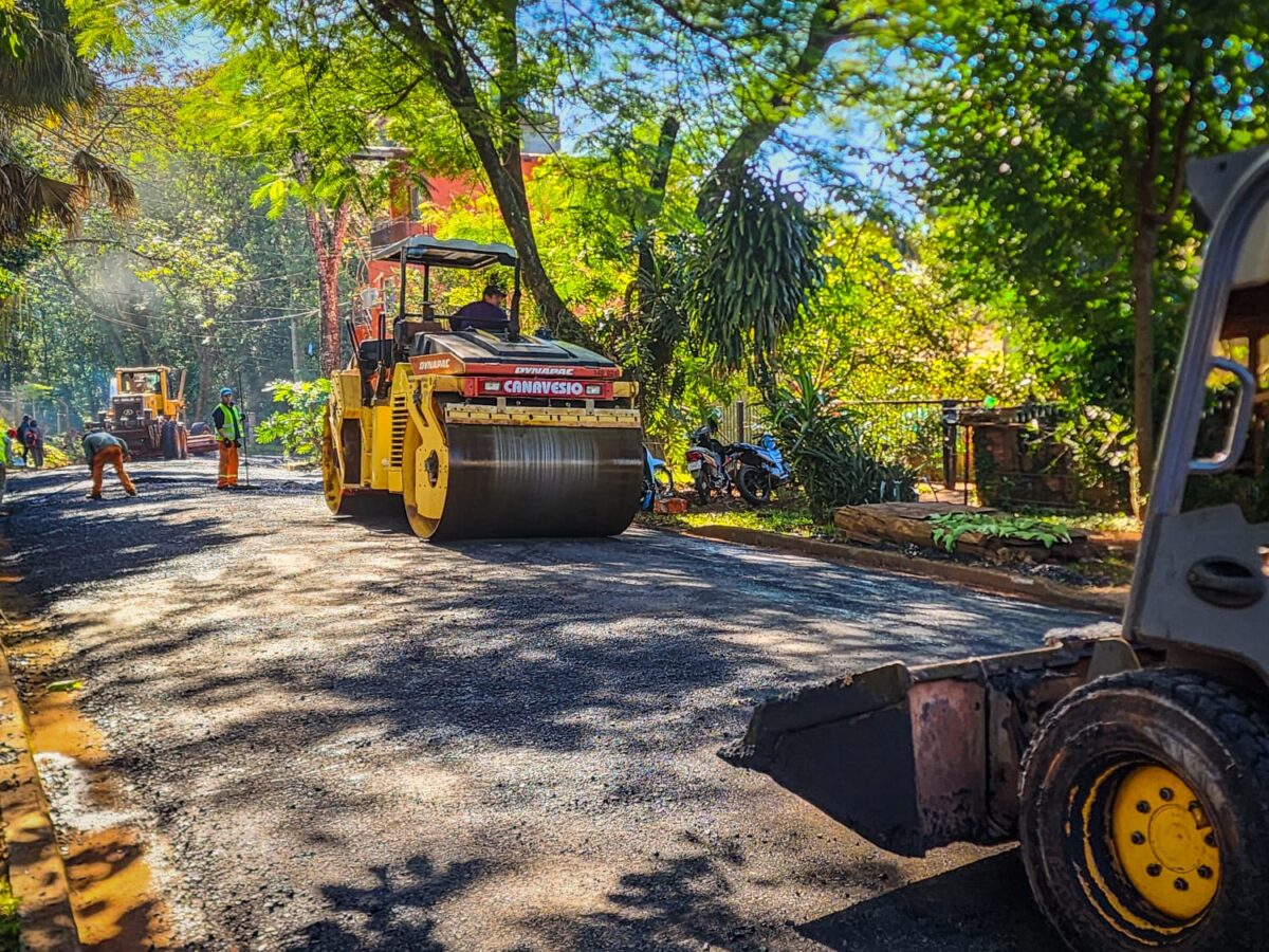 Concretan nueva etapa de pavimento sobre empedrado en Eldorado