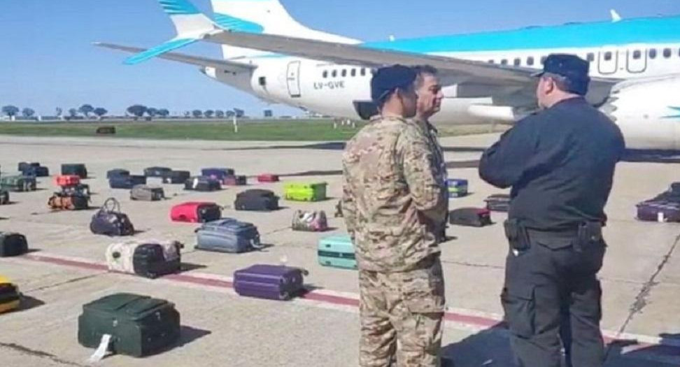 Azafata de Aerolíneas Argentinas hizo una amenaza de bomba en pleno vuelo: terminó detenida
