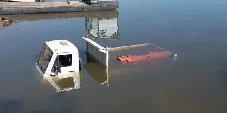 Ituzaingó: camión terminó en el río Paraná tras quedarse sin frenos