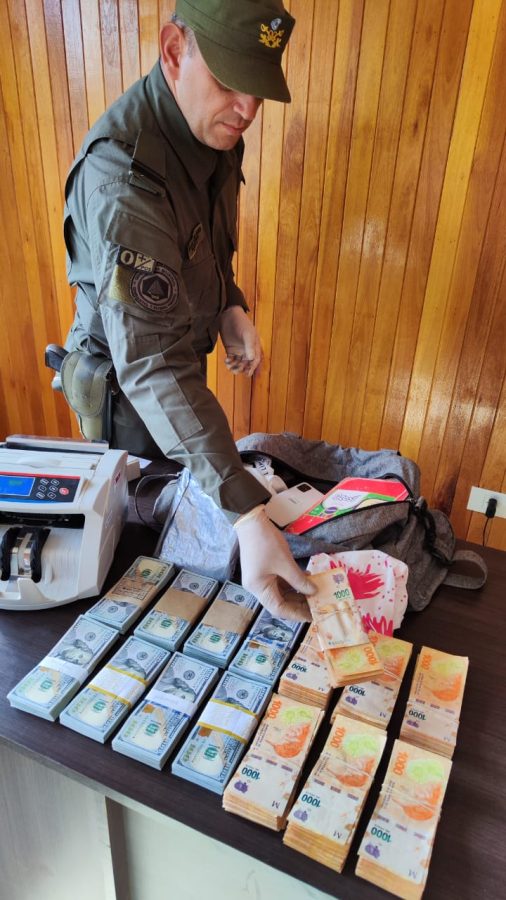 San Vicente: circulaban en una camioneta con más de 80 mil dólares sin aval legal 1 2 - dolares ilegales2 - 1