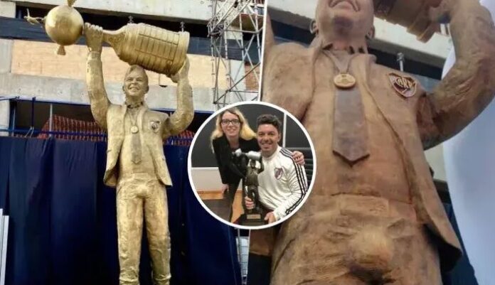 El detalle de la estatua de Gallardo que se volvió viral Qué dijo la escultora